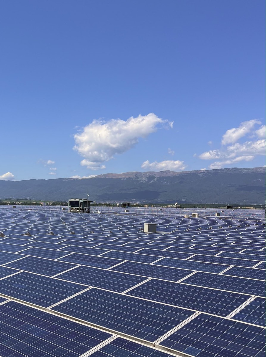 Vaste toiture plate couverte de panneaux photovoltaïques s'étendant jusqu'à l'horizon