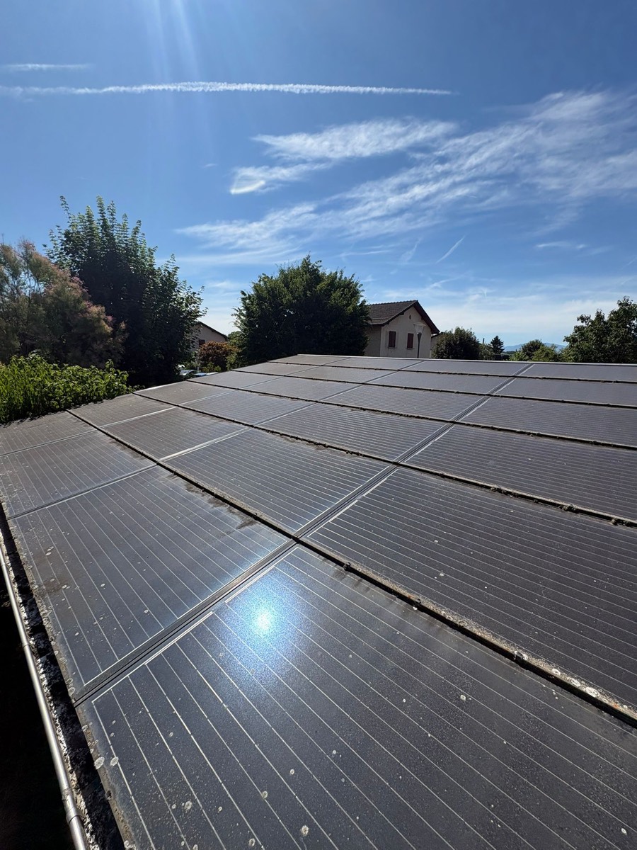 Toiture résidentielle sombre entièrement couverte de panneaux photovoltaïques