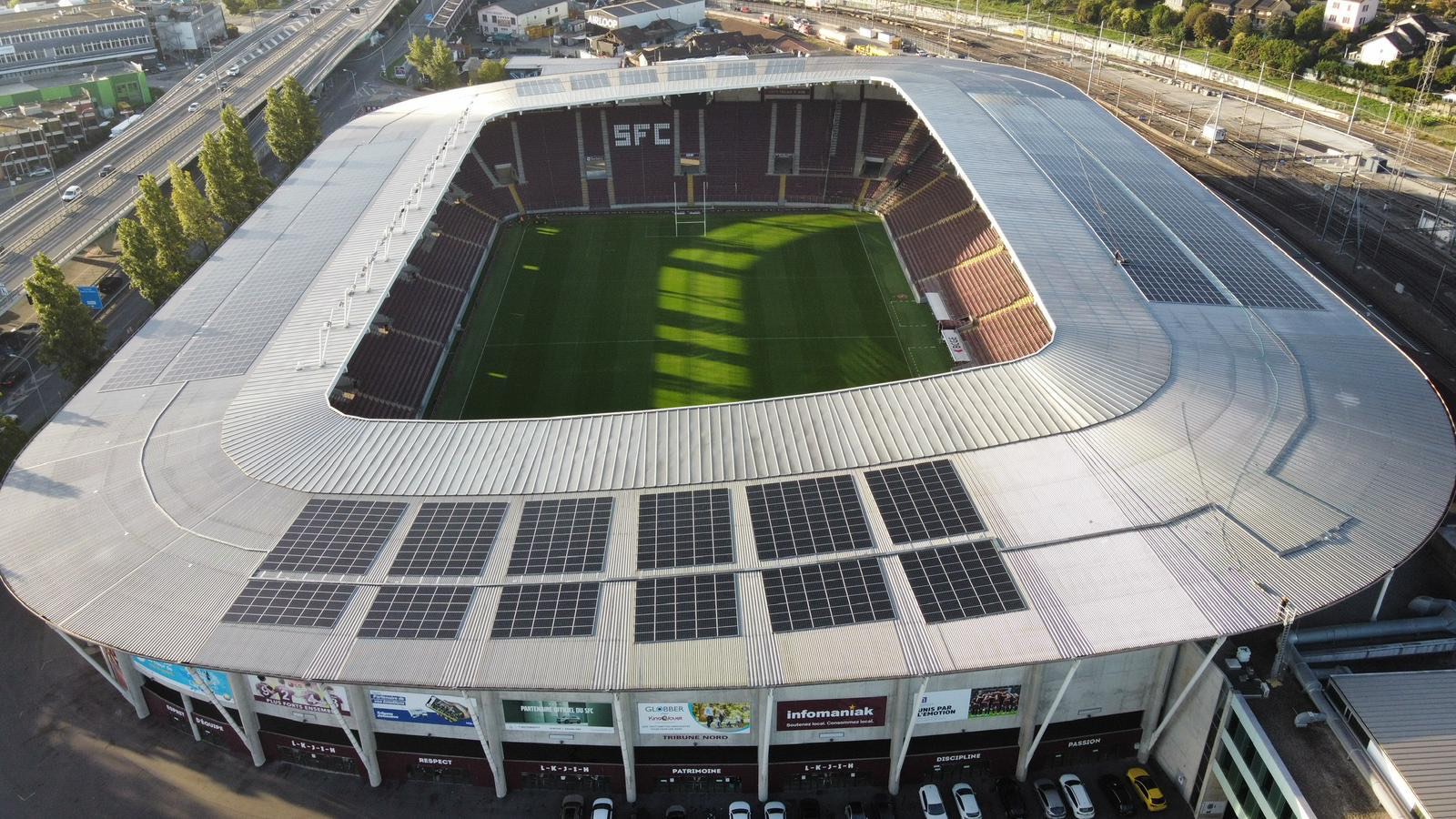 Vue aérienne du Stade de Genève, panneaux photovoltaïques installés sur la couronne du toit