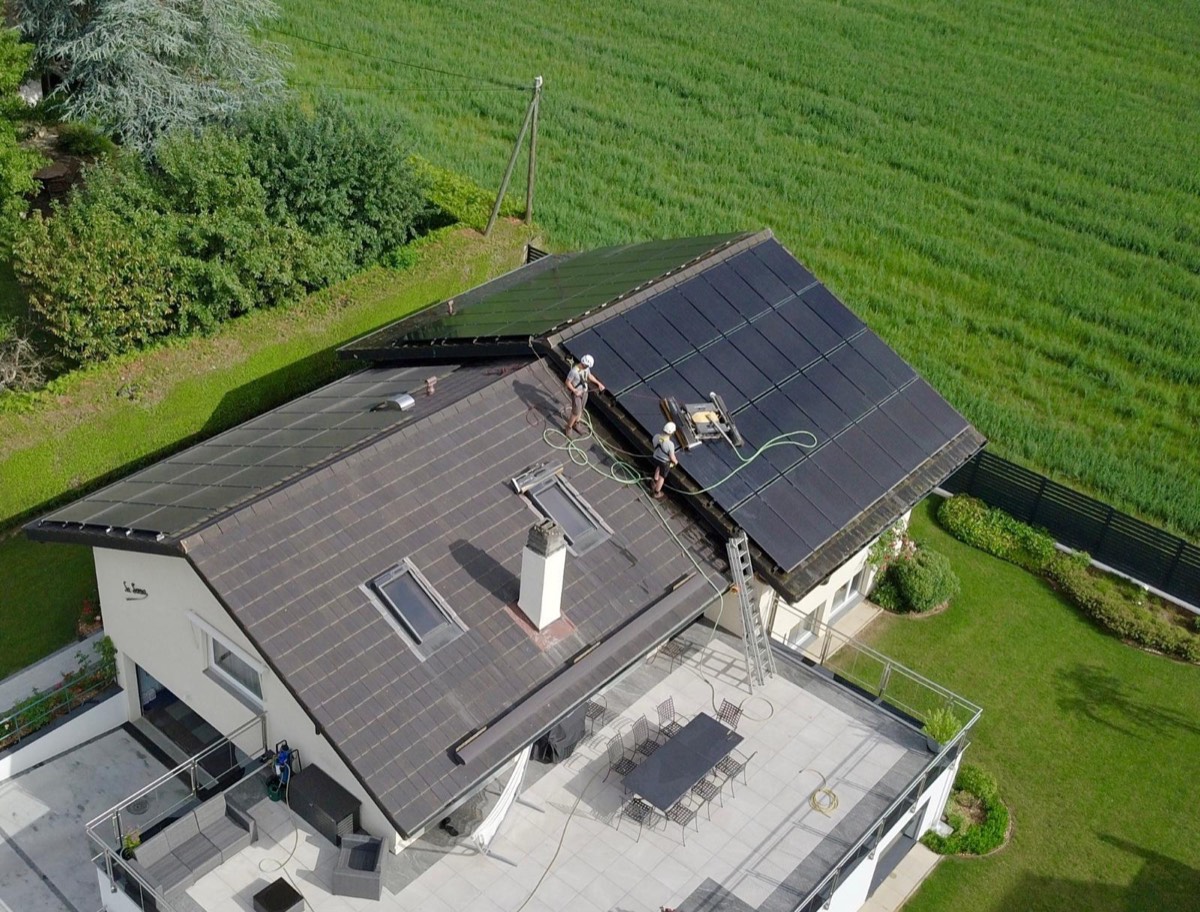 Villa vue du ciel pendant le nettoyage de sa toiture photovoltaïque