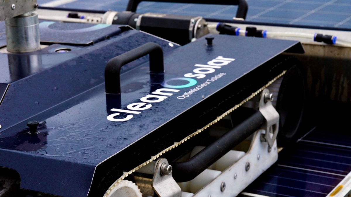 Détail des chenilles et de la brosse rotative du robot de nettoyage