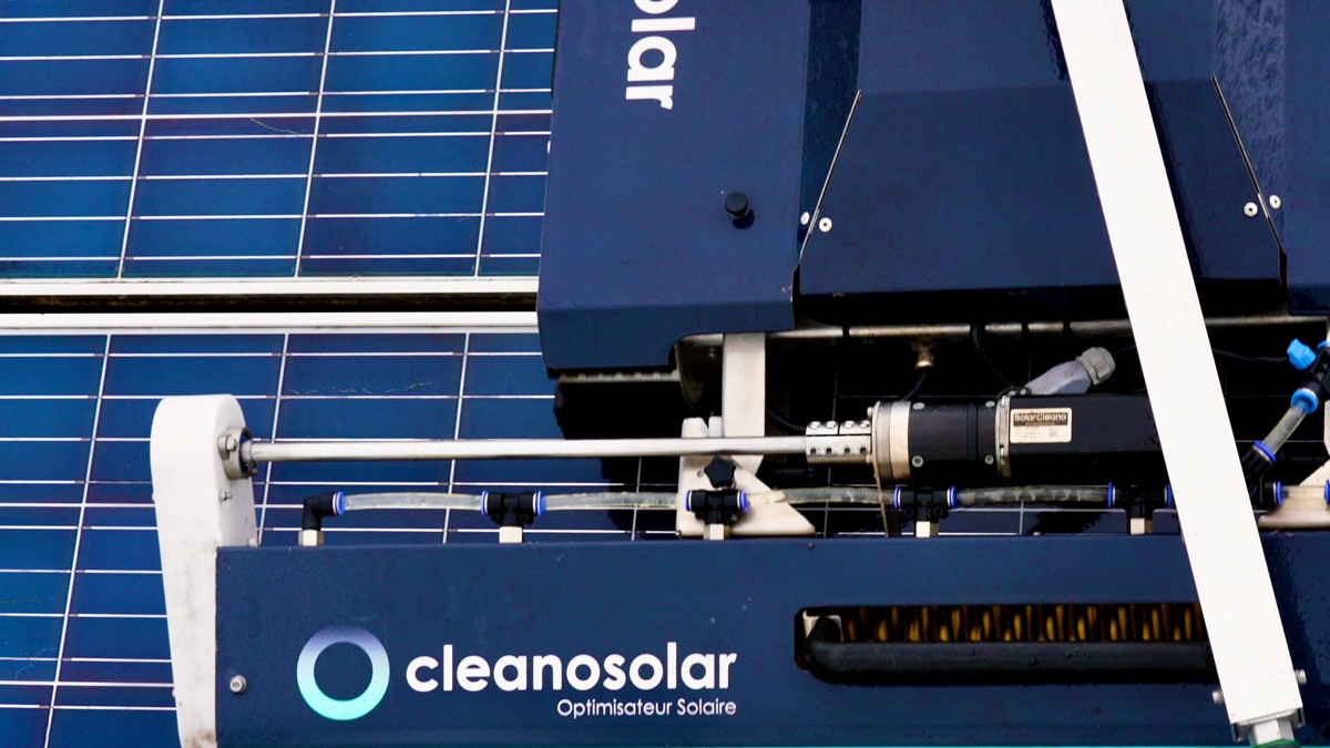 Robot Cleanosolar posé en début de rangée, prêt à démarrer son passage