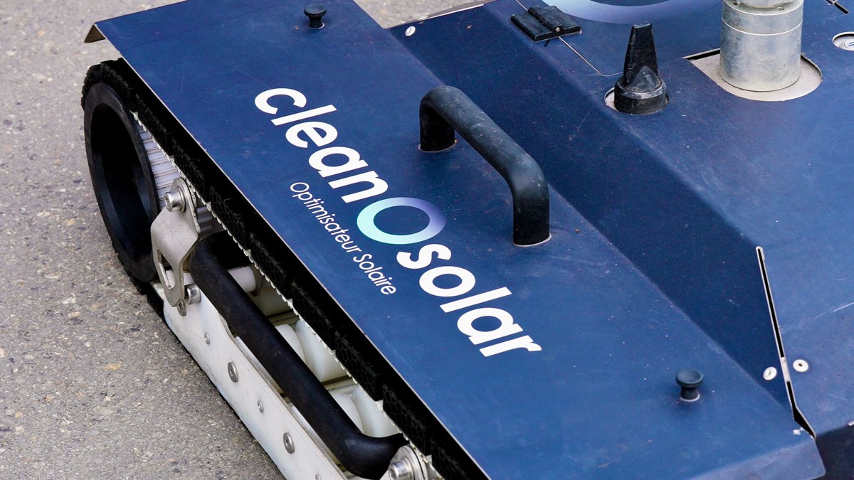 Gros plan du robot de nettoyage Cleanosolar, coque bleue marquée du logo