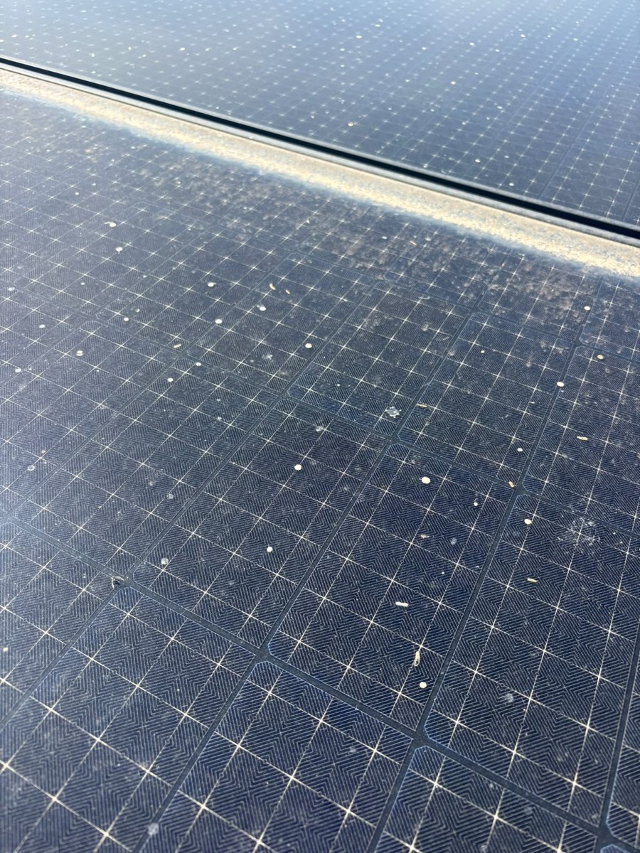 Poussière fine et petits dépôts secs répartis sur toute la surface d'un panneau photovoltaïque