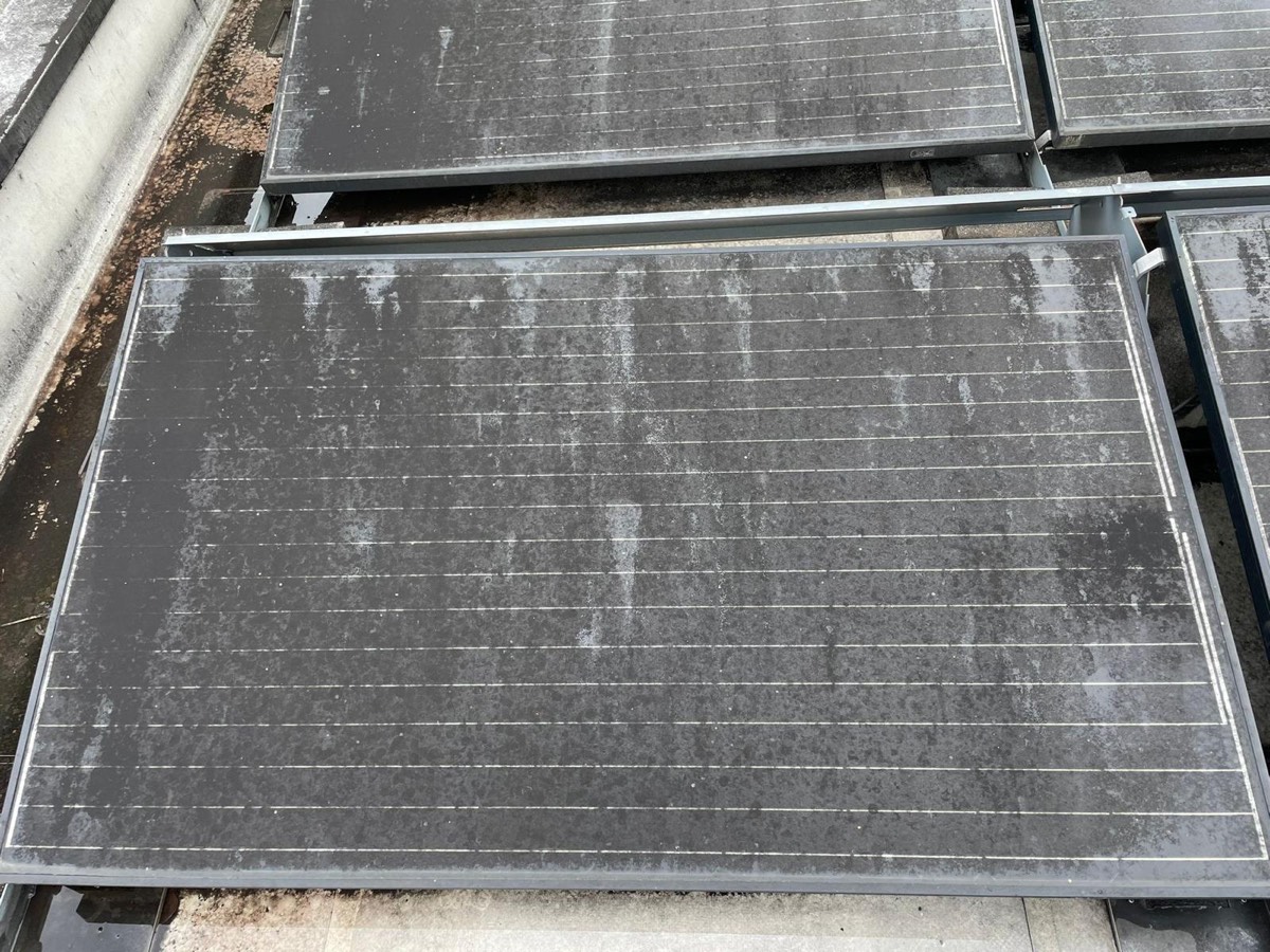 Panneaux photovoltaïques entièrement recouverts d'un film gris uniforme, au point que les cellules ne sont plus visibles